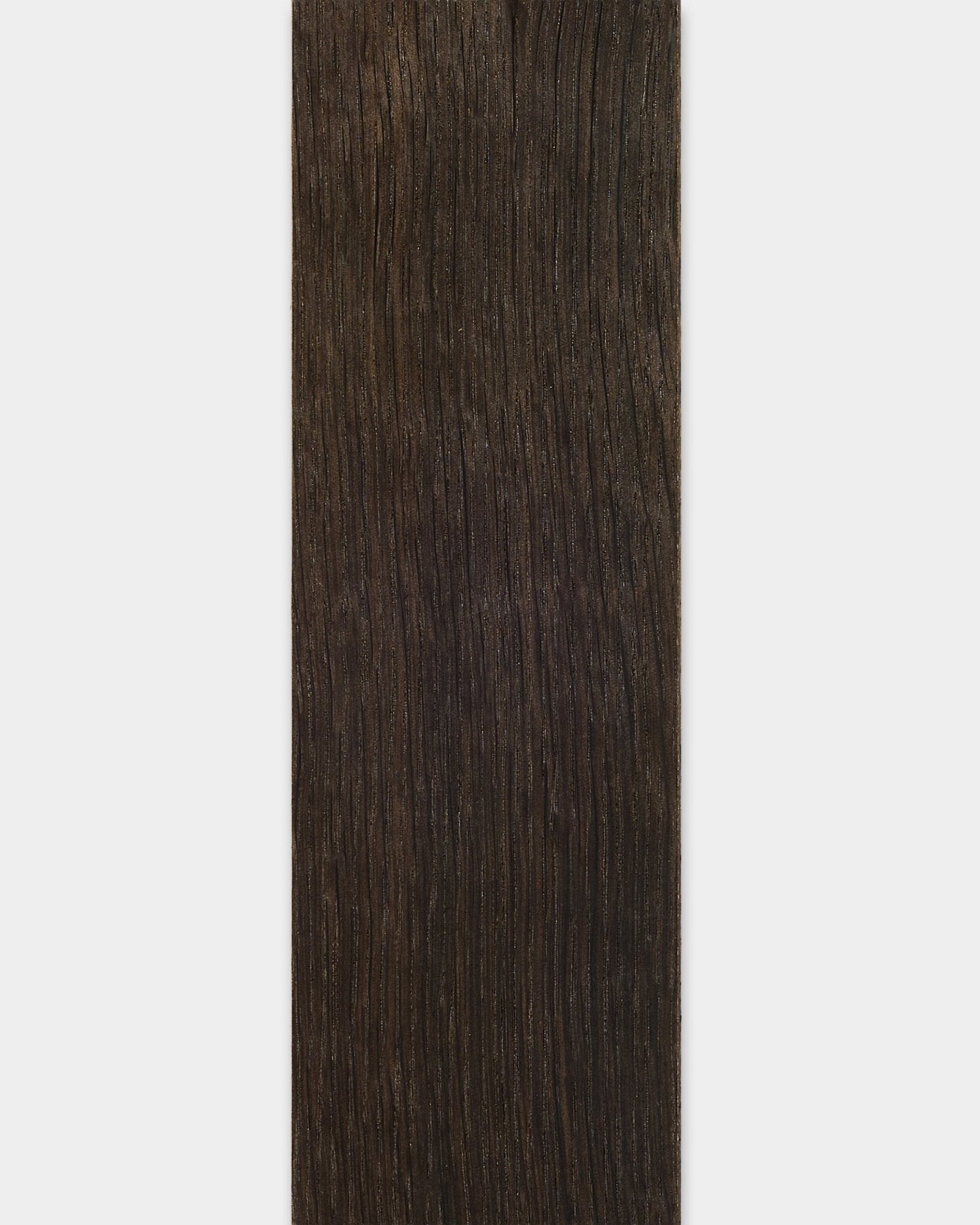 De WoodUpp Lamella Rustic Smoked Oak lat van 240 cm heeft een donkere houtnerf in brown vertical en is geschikt voor het afwerken van randen of het vervangen van Akoestisch paneel latten.
